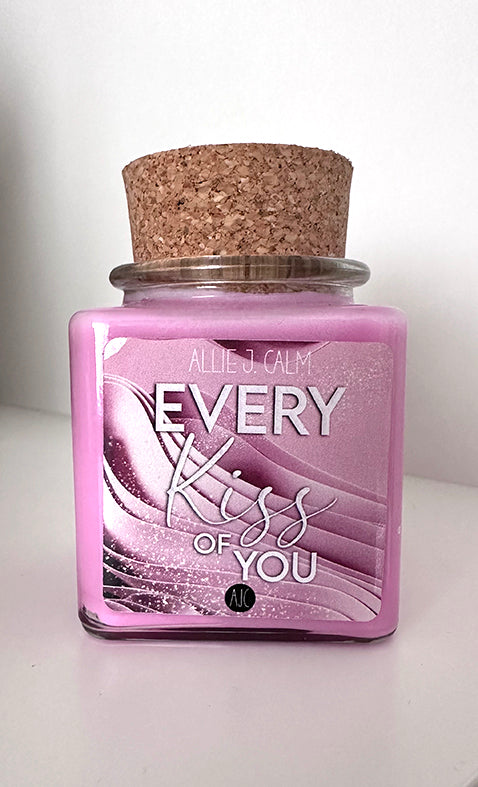 Buchkerze mit Duft zu Every Kiss of You - Pink Glitzer
