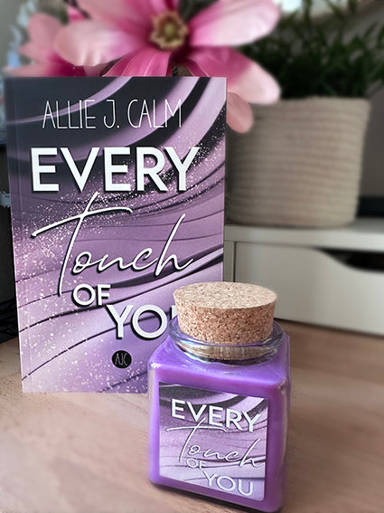 Buchkerze mit Duft zu Every Touch of You - Lila Gold