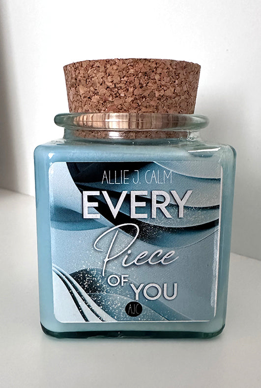 Buchkerze mit Duft zu Every Piece of You - Hellblau Glitzer