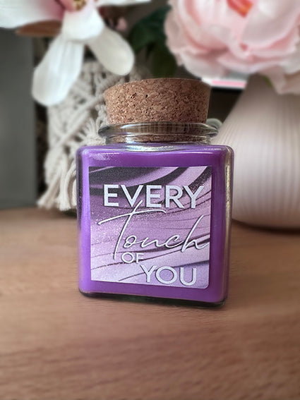 Buchkerze mit Duft zu Every Touch of You - Lila Gold