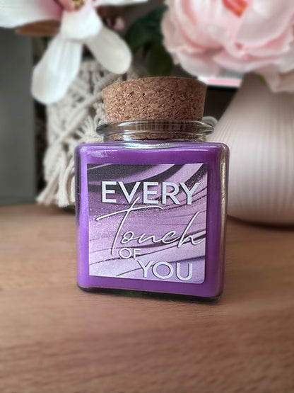 Buchkerze mit Duft zu Every Touch of You - Lila Gold